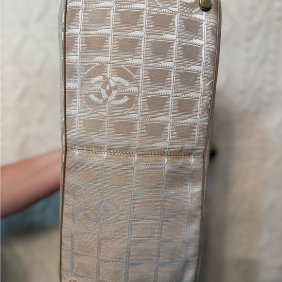 CHANEL Tote - Picture 9 of 15